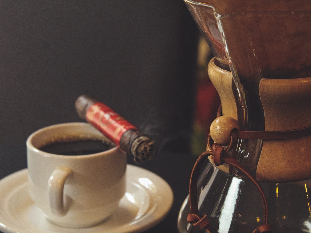 Mesa de degustación con café y puro