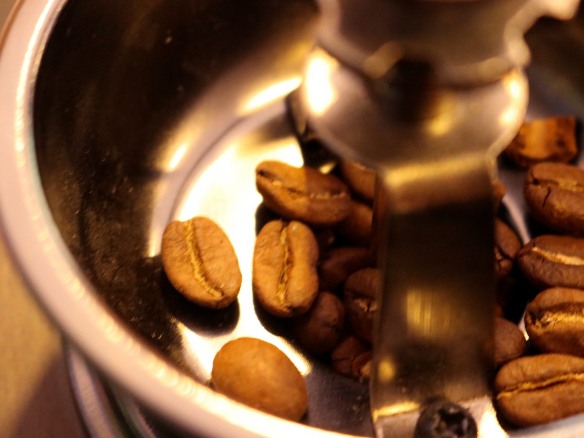 Granos de café en molinillo