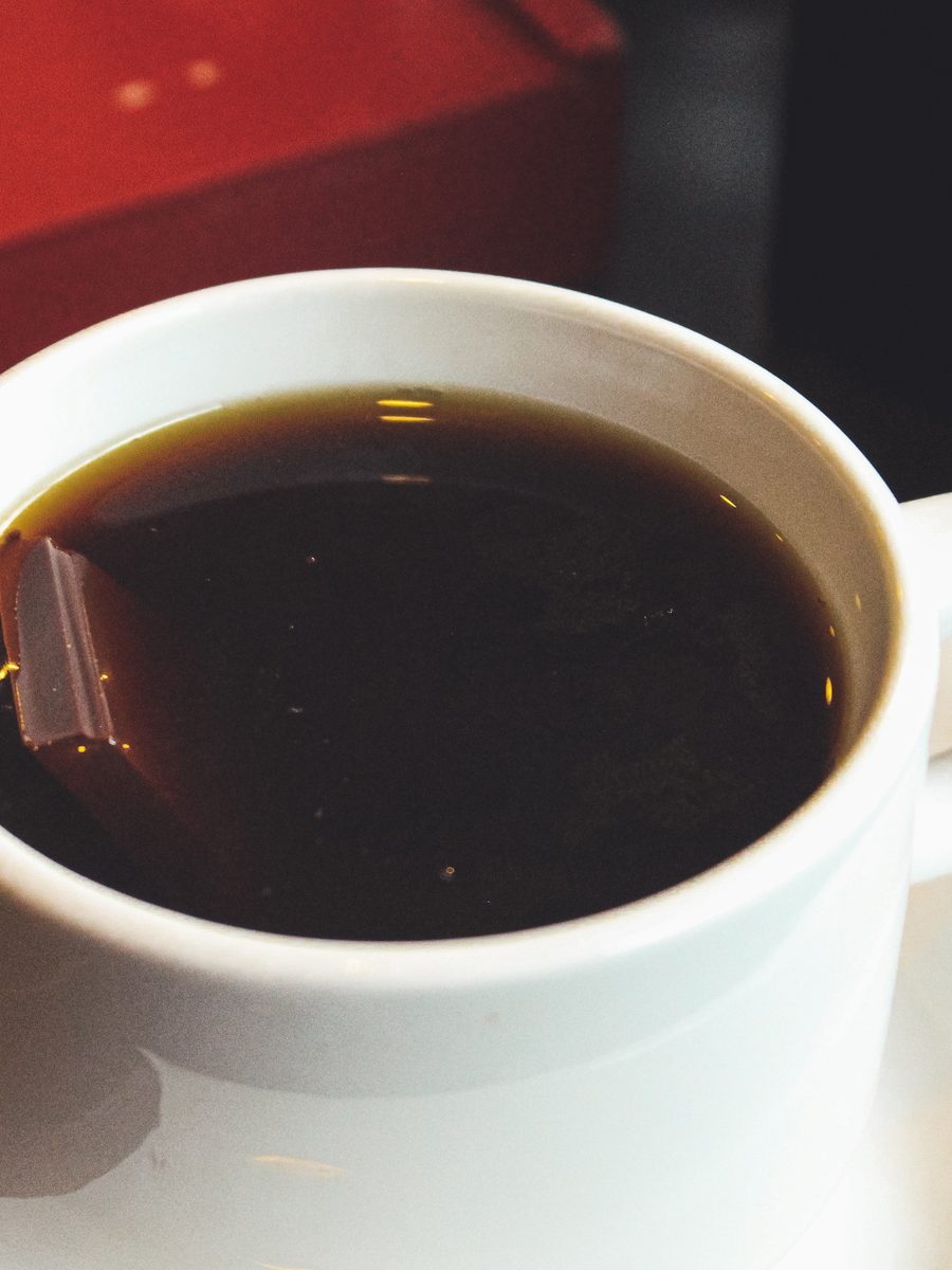 Café y chocolate en una mesa
