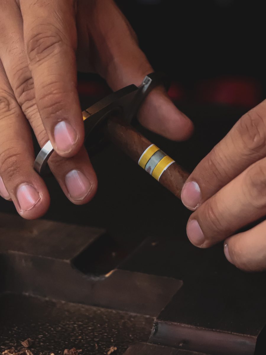 Manos preparando un puro